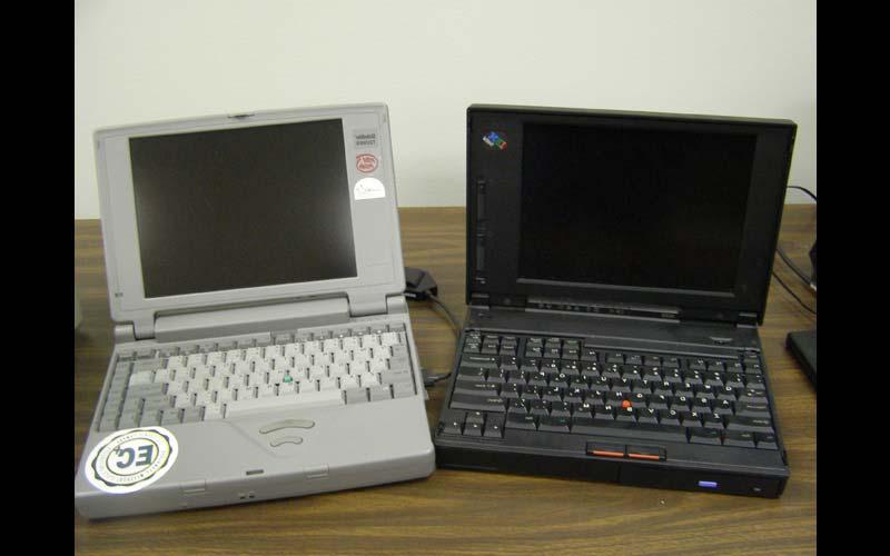 IBM Thinkpad(1996) | 1996年, 西北校区大约有600台大学拥有的笔记本电脑, 包括IBM Thinkpad, 最终取代了东芝的流行. 然而，学生们仍然没有看到拥有笔记本电脑的价值. (由Jean Jennings Bartik计算机博物馆提供)