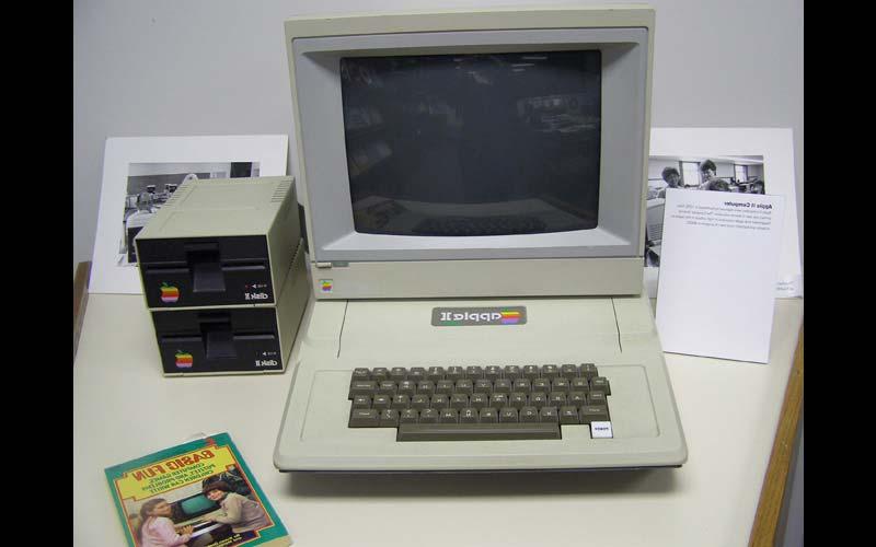 Apple II(1978): 1978年，西北公司购买Apple II电脑用于教师教育. (由Jean Jennings Bartik计算机博物馆提供)