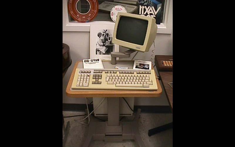 DEC彩虹(1986)|西北在1980年代购买了200架DEC彩虹. DEC的彩虹电脑是很好的文本电脑，但是跟不上对图形的需求. (由Jean Jennings Bartik计算机博物馆提供)