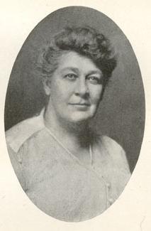 夫人. 爱丽丝R. 佩兰是女子学院院长.  佩兰宿舍就是以她的名字命名的.