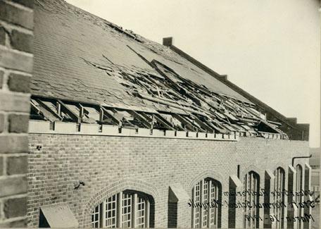 龙卷风, 是什么摧毁了温室, 还摧毁了行政大楼屋顶的一部分.