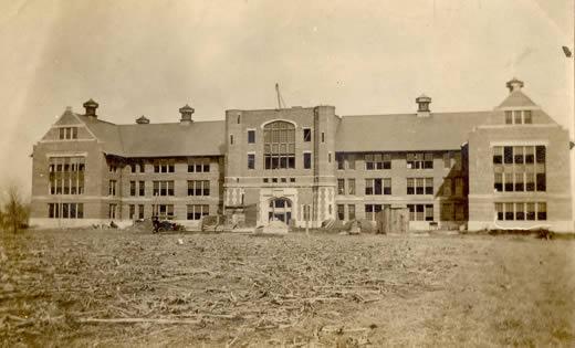 1906年春天, 西北校董会要求为师范学校建造一座主楼，最初被称为“学术大厅”.J.H. 感觉 & Co. 被雇来做这项工作.