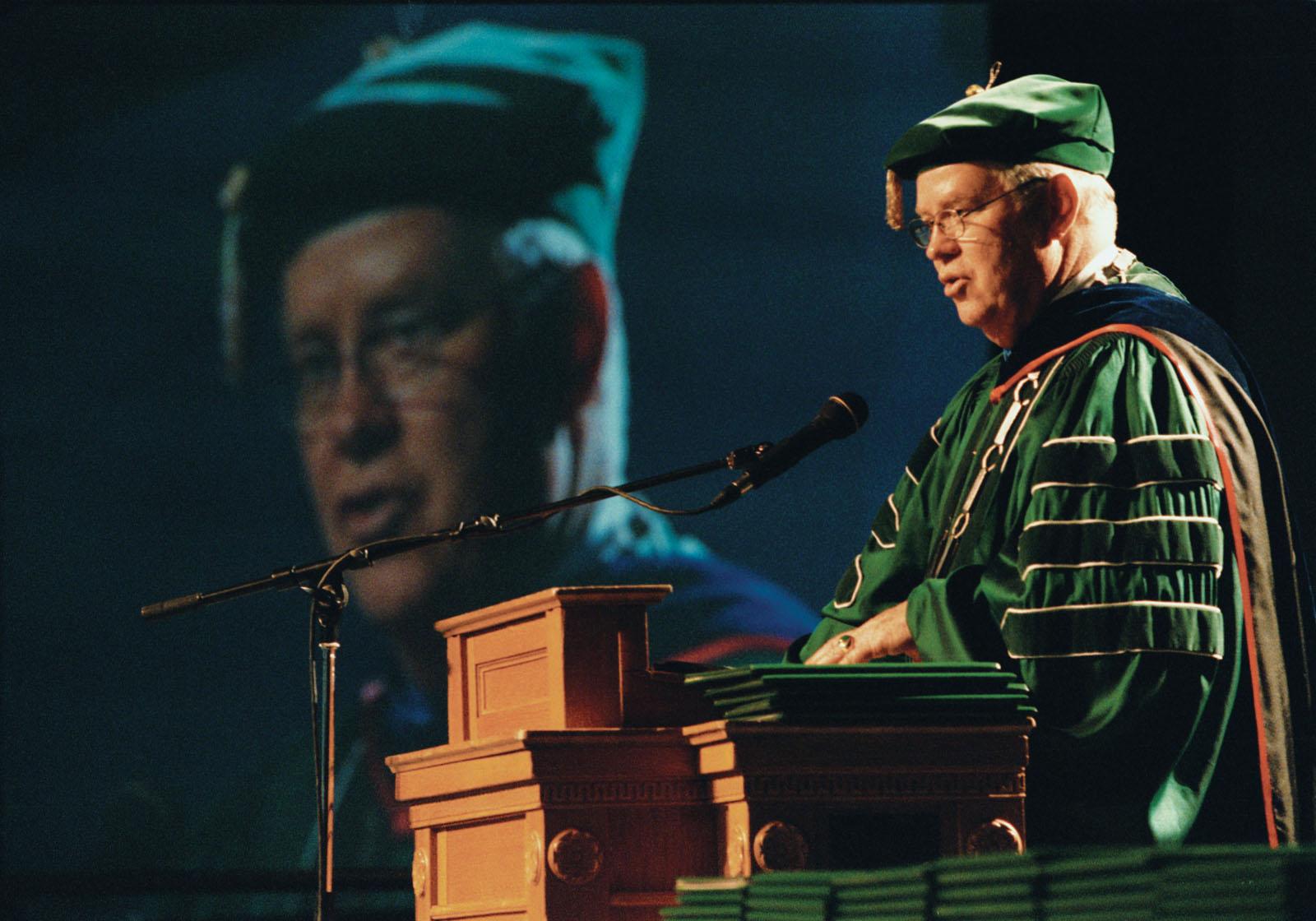 2000年12月，哈伯德会长在贝尔卡特体育馆的毕业典礼上向毕业生和他们的家人致辞.
