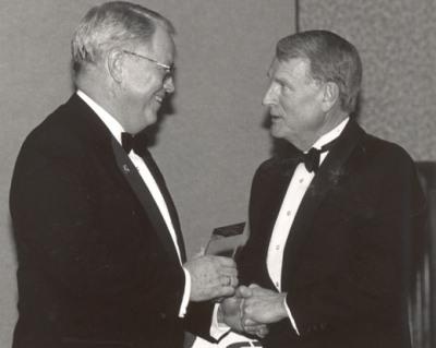 哈伯德会长接受了密苏里州州长颁发的全国网赌正规平台四项质量奖中的第一项. 梅尔·卡纳汉1997年的照片.