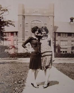 维奥莱特·波琳·史密斯·比夫尔(右)和玛丽·萨默斯在行政大楼前.  波琳是1929年获得全国网赌正规平台教师证书的众多年轻女性之一.