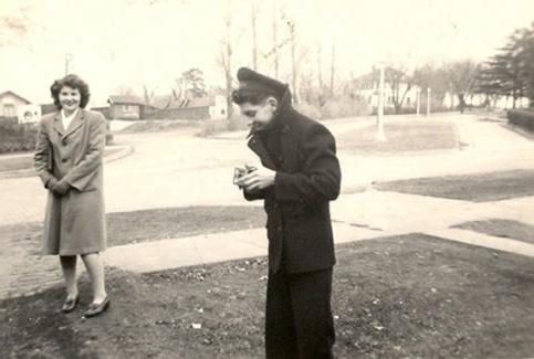 埃尔·拉姆金总统让海军的V-12和V-5训练项目在西北航空公司进行.  1945年全国网赌正规平台毕业，计算机先驱, Jean Jennings Bartik, 站在她位于玛丽维尔第四街的住所外，与海军V-12项目的一名男子聊天.