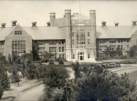 行政大楼, 当时被称为学术大厅, 是由J.H. 感觉 & Co. 