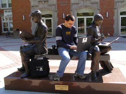 为纪念理大百年校庆(1905年至2005年)，立了一座真人大小的青铜雕塑。.  这座雕塑矗立在J.W. 琼斯学生会.