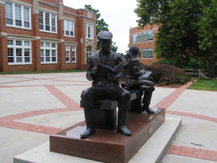 这座雕像于2005年9月安装，由7万美元的捐款资助.  迪克·利特和菲利斯·利特夫妇带头创作了这座雕塑.