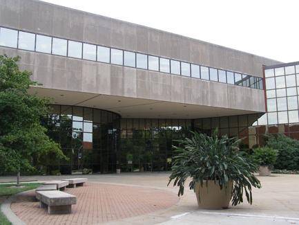 新图书馆的命名是为了纪念西北总统B.D. 欧文斯.  一座纪念他和他妻子的牌匾挂在大楼外面.