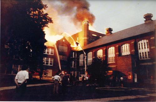 灾难发生在1979年，一场大火肆虐了行政大楼.