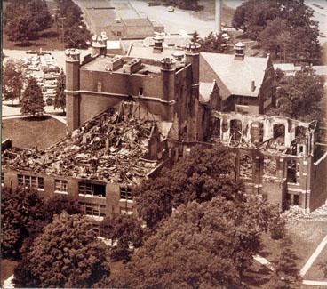 行政大楼的迪尔韦斯特剧院和大楼的其他区域被大火烧毁.