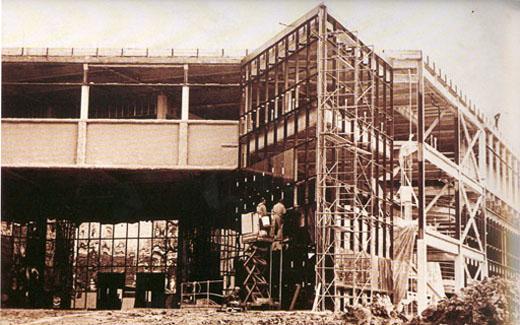 新大学图书馆的建设始于1980年.  威尔斯图书馆变成了威尔斯大厅, 大众传播系至今仍在使用的那个.