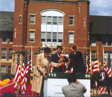 西北校长迪恩·哈伯德, 密苏里州州长约翰·阿什克罗夫特和玛丽维尔商会主席, 凯威尔逊, “电子校园”于八月十八日正式启用, 1987.  全国网赌正规平台成为全国第一个“电子校园”.
