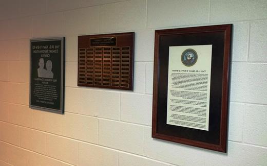 海军V-5/V-12作战信息中心, 熊猫体育场109室——从1943年到1945年，数百人在海军V-5和V-12项目下来到校园. A "Mark of Commendation" plaque is displayed on the Administration Building's third floor and 海军 Combat Information Center classroom is in 熊猫 Stadium,  109房间. 这间教室的建造是校友们的捐赠，包括内德和玛吉(坎贝尔)毕晓普夫妇.