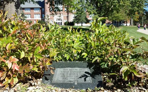 波斯湾战争纪念碑——1991届毕业生向在波斯湾战争中服役的人捐赠了一块户外石头. 纪念馆位于J.W. 琼斯学生会和行政大楼.