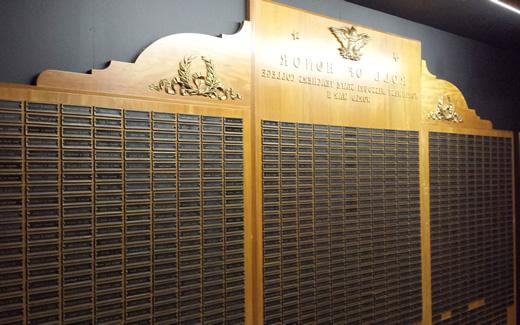 “荣誉勋章”-瓦尔克中心-二战荣誉勋章现在显示在瓦尔克中心. 这份名单上有1094个名字，其中35个有一颗金星. 金星表示军人在服役期间死亡.