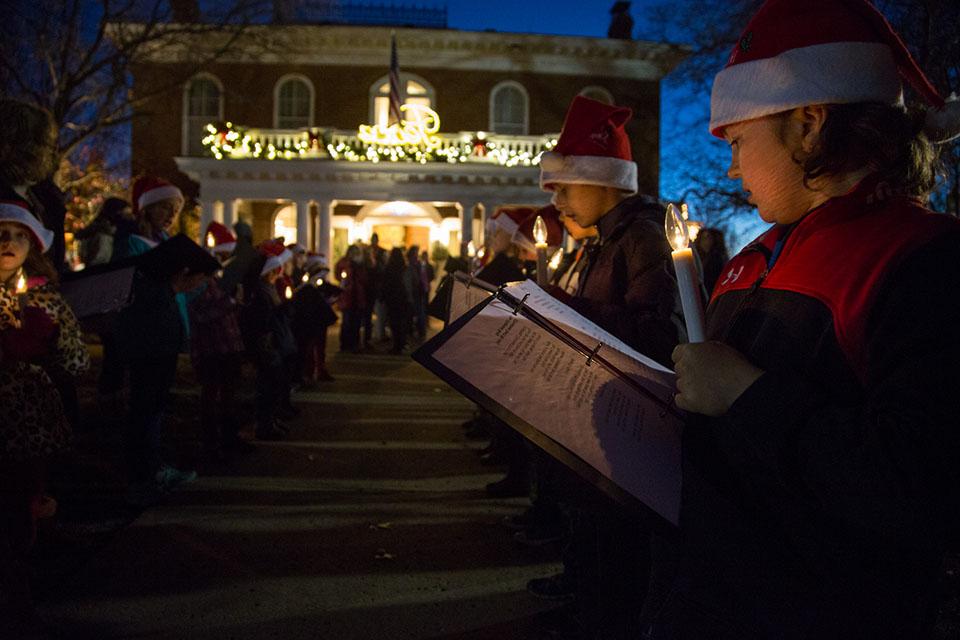 西北邀请社区参加一年一度的圣诞树亮灯仪式