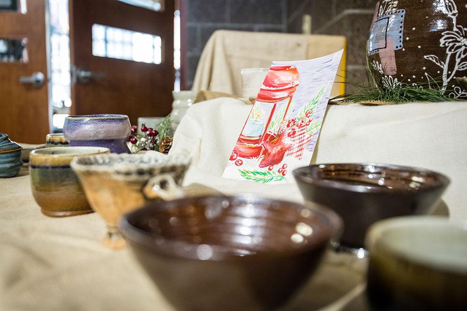 粘土俱乐部举办冬季艺术展览和拍卖，空杯子