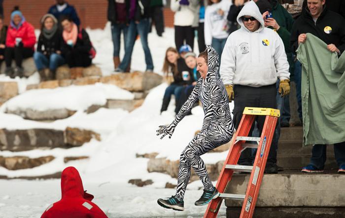密苏里州西北部的学生塔西·库克在2013年的“金色池塘跳水”中，轮到她跳进金色池塘. 今年的金池跳水定于2月6日举行. 21. (<a href='http://www.wp101ways.com'>全国网赌正规平台</a>)
  