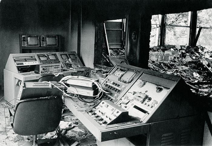 广播演播室占用了行政大楼的空间，他们的设备在火灾中严重受损. 广播节目最终搬到了威尔斯大厅.