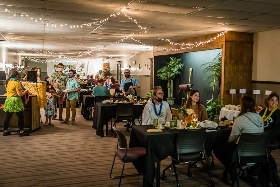 每年秋天，西北营养学的学生计划并准备了一个完整的用餐体验，为他们的星期五晚上咖啡馆的顾客. 该项目为学生提供了宝贵的专业培训, 顾客们可以了解到各种各样的美食和文化. 