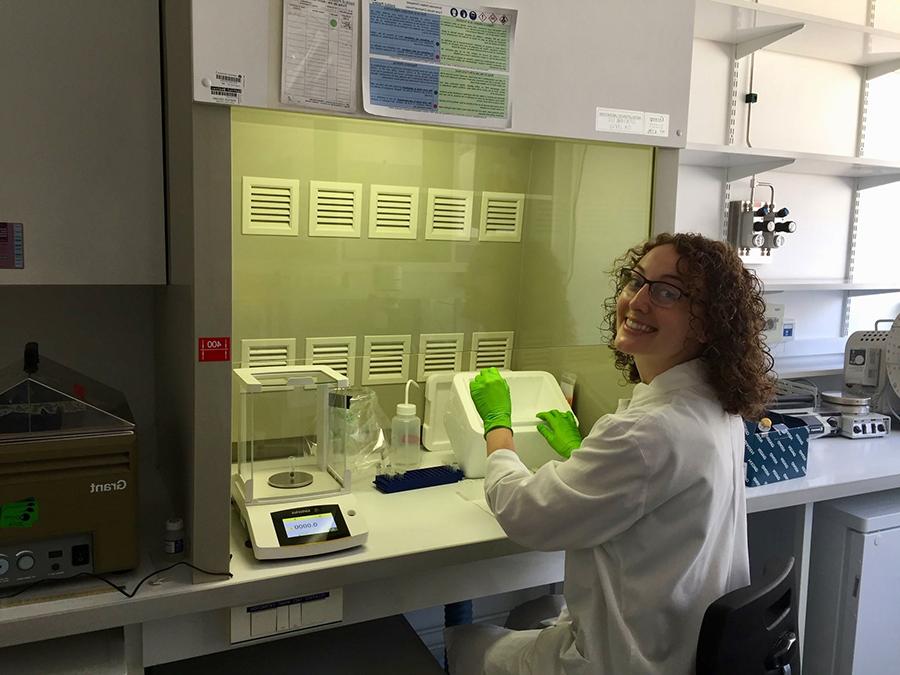 <a href='http://www.wp101ways.com'>全国网赌正规平台</a>校友考特尼·托马斯, 这张照片摄于巴斯德研究所的微生物细胞实验室，当时她正在从动物粪便样本中提取DNA, 是一位科学作家. 她获得了博士学位.D. 在巴黎巴斯德研究所攻读微生物学. (提交的图)
