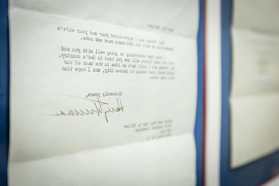 这是哈里·杜鲁门卸任总统后写给米勒一家的信, 感谢他们送的圣诞卡. (图片来源:Lauren Adams/<a href='http://www.wp101ways.com'>全国网赌正规平台</a>) 